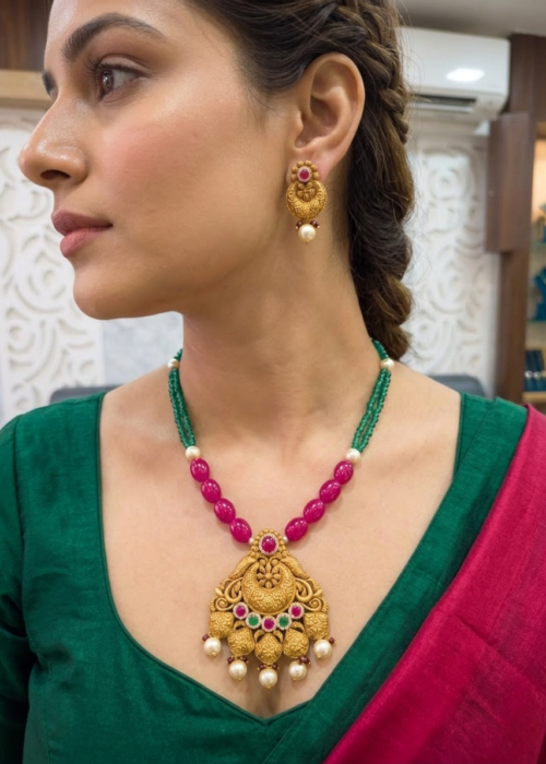 Necklace for ladies with kundan