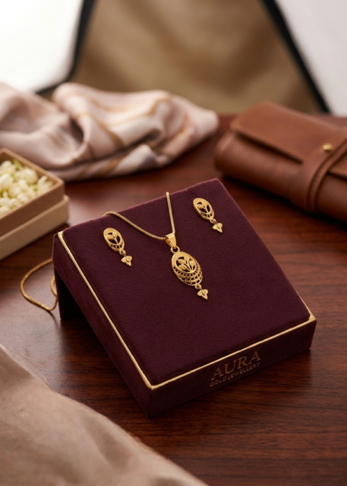 Gold pendant set and earrings for women