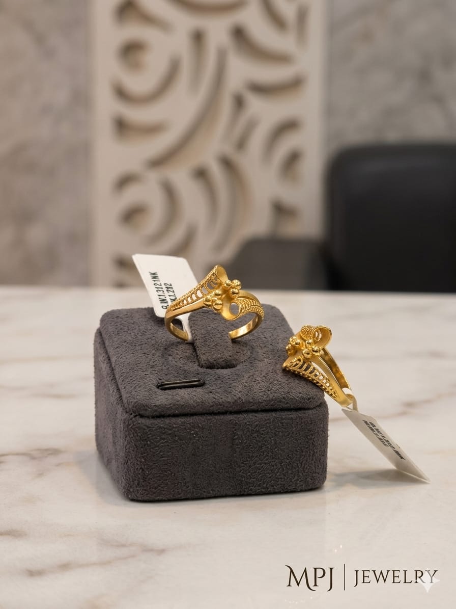 LADIES GOLD RING